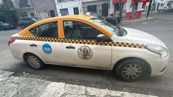 Taxi robado con placas de circulación A-452-MKW. | Cortesía