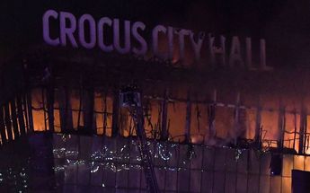Los bomberos extinguen un gran incendio en la sala de conciertos Crocus City Hall tras el tiroteo en Krasnogorsk.