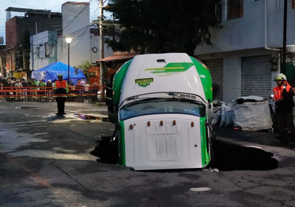 El socavón que se tragó el camión refresquero en Iztapalapa tiene una anchura de seis metros | Cuartoscuro