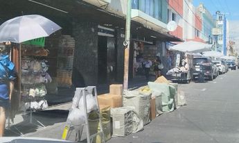 Con todo tipo de objetos, informales y también negocios formales apartan sitios en la 12 Poniente / Melanie Torres
