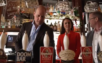 William y Kate gozando de una cerveza / Especial