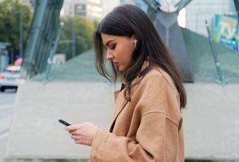 Mujer mirando su teléfono celular / Pixabay