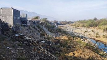 Vista del Río Pesquería lleno de basura en la colonia Barrio de la Industria. | Francisco Zúñiga Esquivel