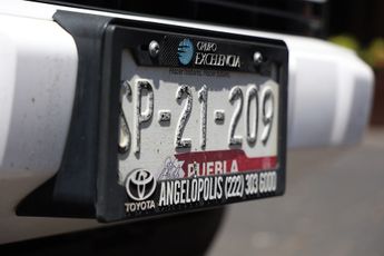 Pese a que el auto cuente con un portaplacas, este nos erá ilegal siempre y cuando no obstruya la vista de los dígitos / Agencia Es Imagen