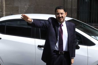 Martí Batres Guadarrama, director General del ISSSTE acude al primer informe de gobierno del sexenio en curso.