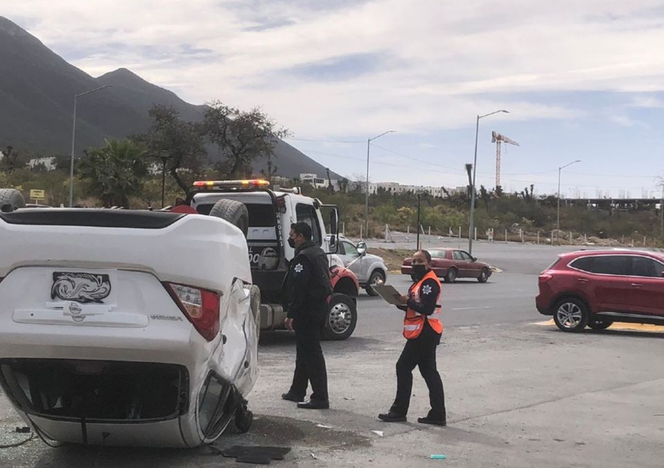 Hombre resulta lesionado tras volcadura en avenida Paseo de los Leones