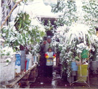 Niña y su abuelo en la nevada de Torreón, 1997.