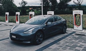 Tesla Model 3 cargándose en un supercargador Tesla. / Cortesía.
