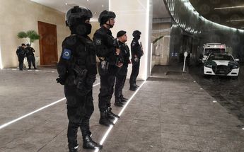 Policías en plaza Antara, Polanco / Jorge Becerril.
