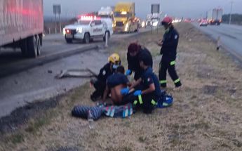 Paramédicos atendiendo al hombre lesionado en el lugar del accidente. | Cortesía