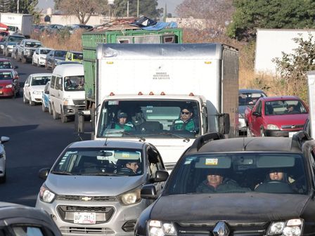 La autopista México-Puebla es una de las más transitadas del país, en horas pico suelen concentrarse largas filas de autos / Es Imagen