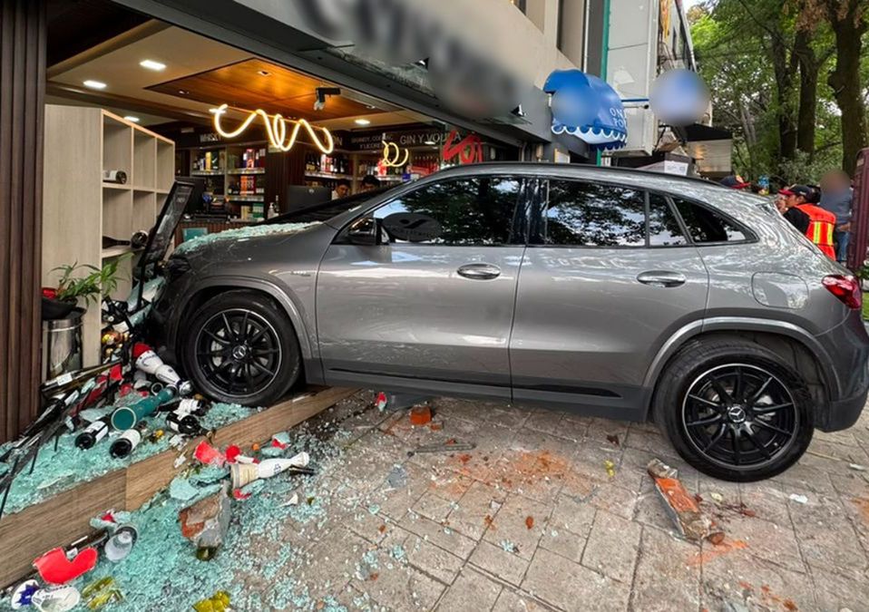 Una adulta mayor perdió el control de su vehículo y se estrelló contra un negocio en Lomas de Chapultepec. | SSC