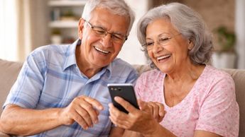 Cada vez más adultos mayores utilizan aplicaciones móviles para realizar trámites bancarios sin salir de casa. | Imagen creada con ChatGPT