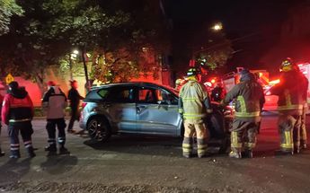 Auto golpeado contra poste/ Enrique Luna