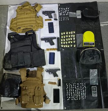 Armamento y dosis de droga asegurada a los detenidos. | Cortesía
