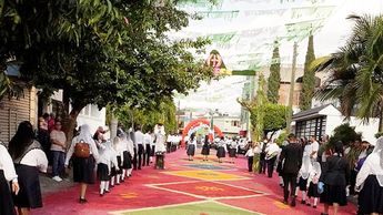 Los colores de los vestidos de la Virgen de Zapopan varían desde el clásico azul, hasta rojos y rosados. | Facebook Peregrino Zapopano