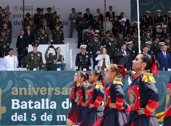 La presidenta Claudia Sheinbaum disfrutó del desfile desde la zona de Los Fuertes, acompañada por autoridades federales y estatales / X: @Gob_Puebla