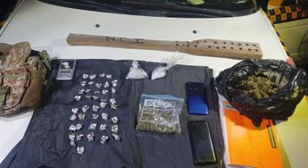 Entre las pertenencias de los detenidos también se pudo encontrar una tabla de tortura y un celular. | Cortesía