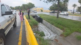 Tras el accidente, familiares llegaron rápidamente al lugar y trasladaron al joven para que pudiera asistir a su graduación.