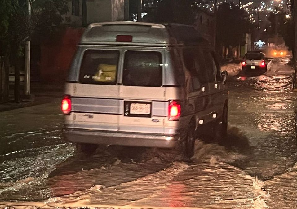 Fuertes lluvias en Nuevo León dejan encharcamientos, vehículos arrastrados y varados. | Mayte Villasana