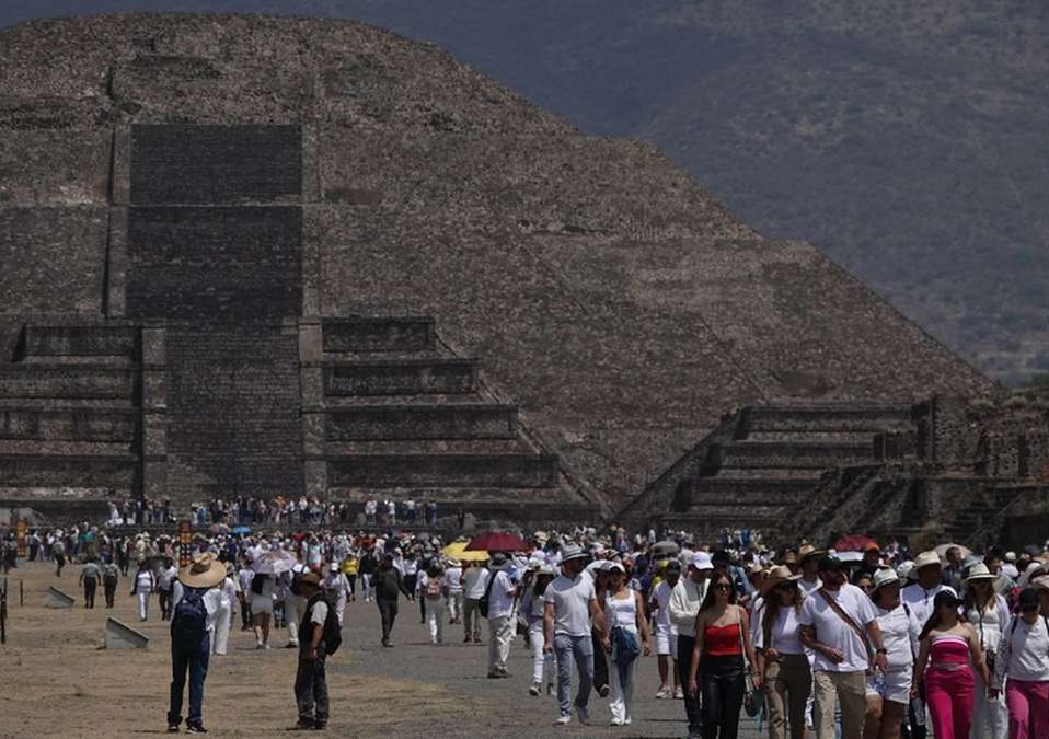 Miles de personas acuden a Teotihuacán a recargarse de energía durante el equinoccio de primavera | Cuartoscuro