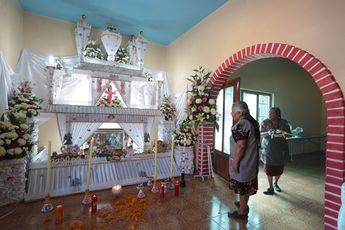 El municipio de Huaquechula, en Puebla, se distingue por crear altares monumentales dedicados a sus fallecidos / Agencia Es Imagen
