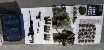 La pareja fue capturada en posesión de armas, drogas y equipo táctico. | Mayte Villasana