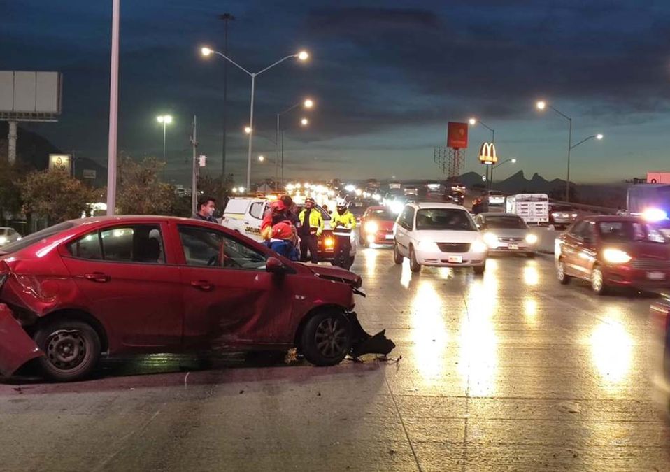 El accidente habría sido causado por aceite derramado en la vialidad. | Agustín Martínez