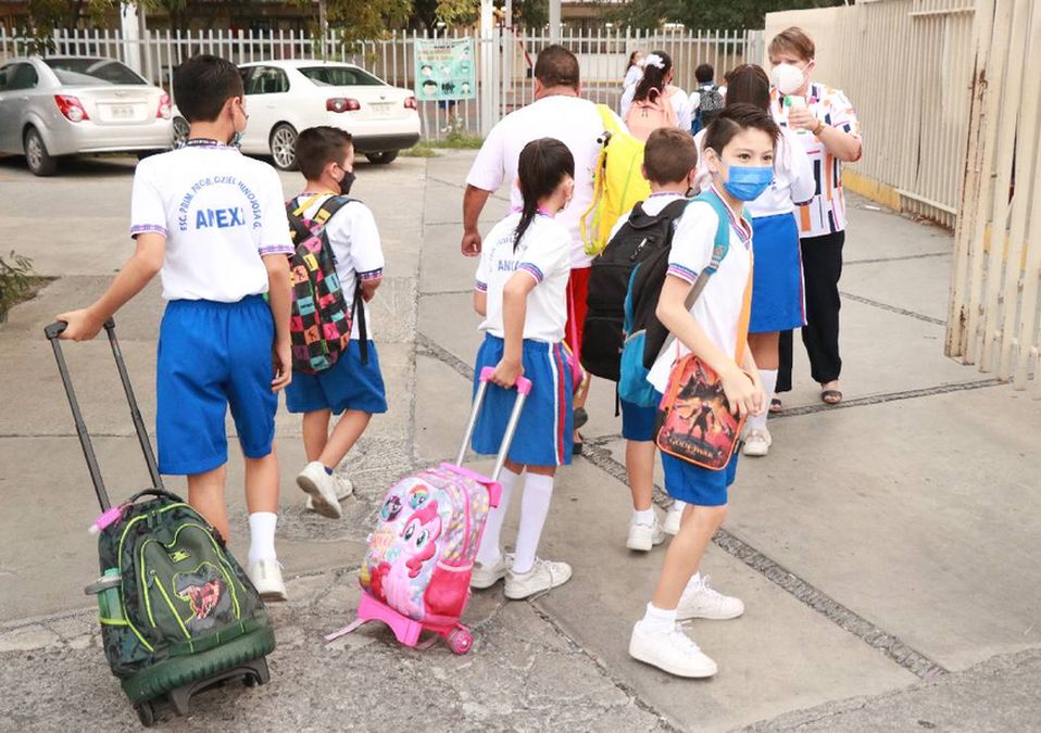 Alumnos van a clases | Raúl Palacios