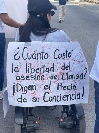 Algunos conductores molestos trataron de evadir la manifestación en Puerto Vallarta. |Gina Ramírez