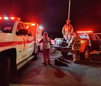 Elementos de la Cruz Roja y Protección Civil y Bomberos de Tlajomulco en el lugar del accidente | Telediario