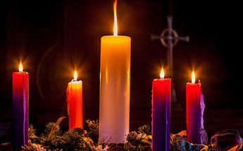 En diciembre los hogares católicos encienden la corona de adviento / Shutterstock