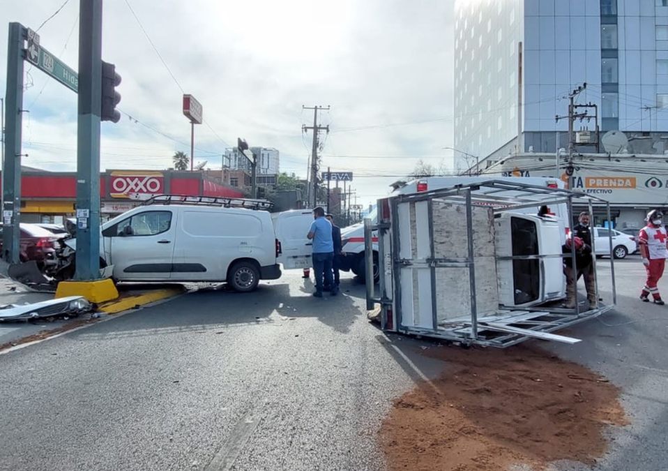 Familia sufre volcadura tras chocar en centro de Monterrey / Leyda Estrada