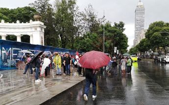 Los padres y madres marchan en medio de la lluvia que azotó la tarde de este viernes a la CdMx /Jorge Becerril