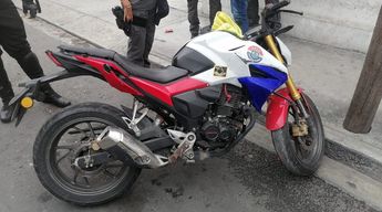 Motocicleta con placas colgadas asegurada por la Policía de Monterrey. | Cortesía