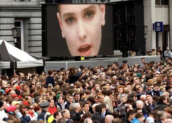 Un vídeo musical de la cantante suena sobre la multitud que espera la llegada del presidente de Estados Unidos, Barack Obama en Dublín. | Reuters