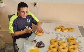 Usiel Martínez y su esposa Nelly Carrasco se inspiraron en un gesto solidario de su hijo para emprender su negocio de donas | Leslie Mora