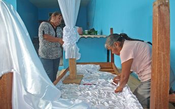 Mujeres de Huaquechula buscan honrar la memoria de los muertos con la contrucción de altares / Melanie Torres