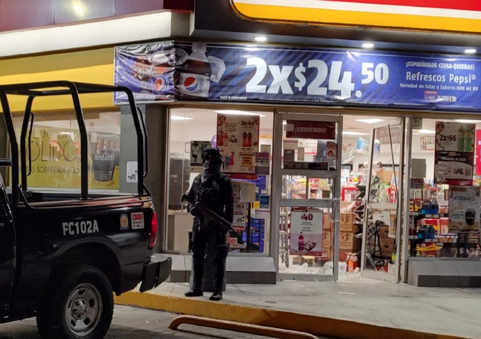 Delincuentes quiebran puerta a patadas y asaltan tienda de conveniencia en Monterrey. | Agustín Martínez
