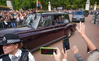 El rey y la reina consorte llegan al Palacio de Buckingham /AP