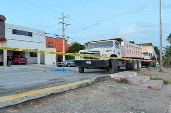 Paramédicos de la Cruz Roja acudieron al sitio para brindarle atención prehospitalaria; sin embargo,ya no contaba con signos.| Jesús Villegas