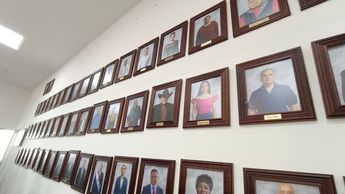 La sala de líderes migrantes exhibe retratos de destacados líderes originarios de diversos municipios de la entidad | Leslie Mora