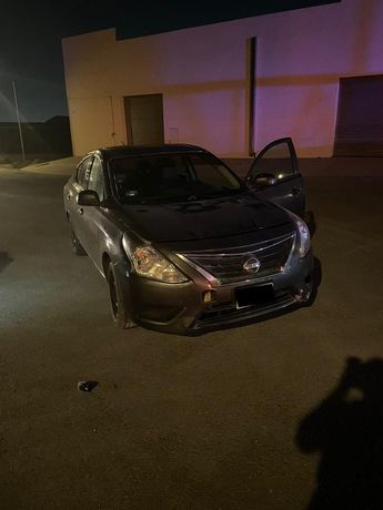 Vehículo Nissan Versa robado presuntamente por los dos hombres detenidos. | Cortesía