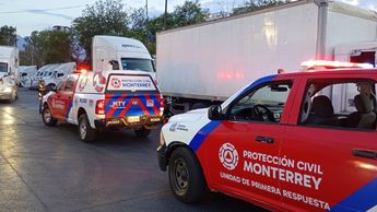 El lesionado fue trasladado por una ambulancia de Cruz Roja al Hospital 21 del IMSS. | Foto: Cortesía