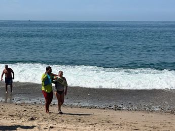 Tras el rescate la mujer fue valorada, sin encontrar lesiones de gravedad. | Protección Civil de Puerto Vallarta
