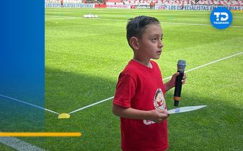 Lin antes de dar el protocolo de la Liga MX / Cortesía.
