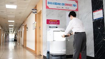 Robot se cae de escaleras en Corea del Sur | Agencia AFP