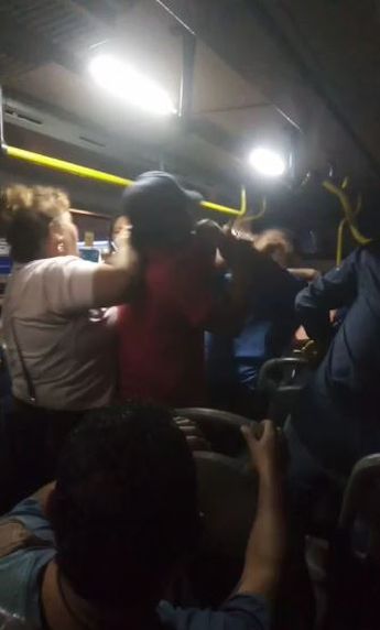 El conductor del transporte público se hizo de palabras con un hombre y una mujer hasta llegar a los golpes, jalones y empujones. | Cortesía