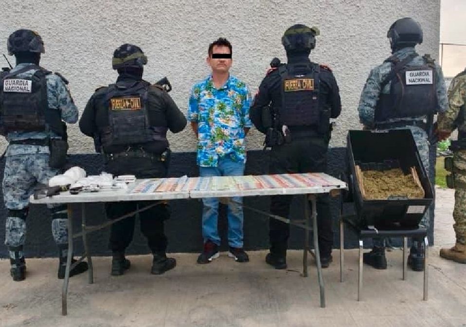 Las autoridades aseguraron un arma corta tras la detención del presunto delincuente en Salinas Victoria. | Especial
