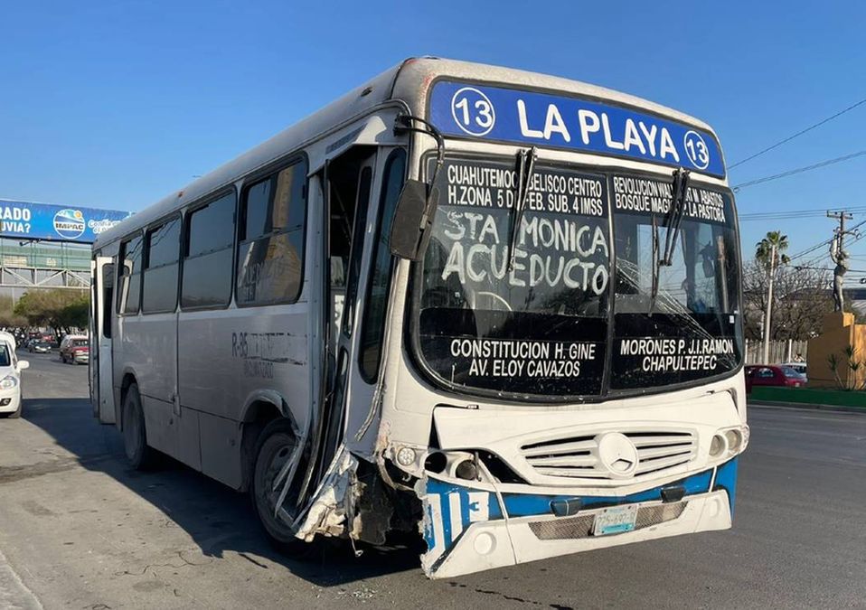 Choca camión urbano contra automóvil en avenida Eloy Cavazos